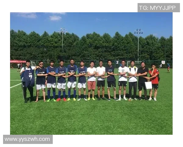 马云与足球明星亲密合影展现运动精神与友谊的精彩瞬间 马云与足球明星亲密合影展现运动精神与友谊的精彩瞬间